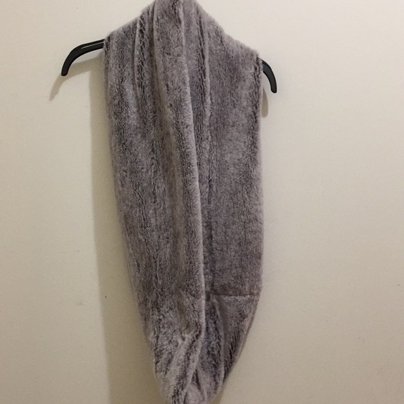 West loop faux fur cowl and bonus scrunchies - Picture 2 of 4